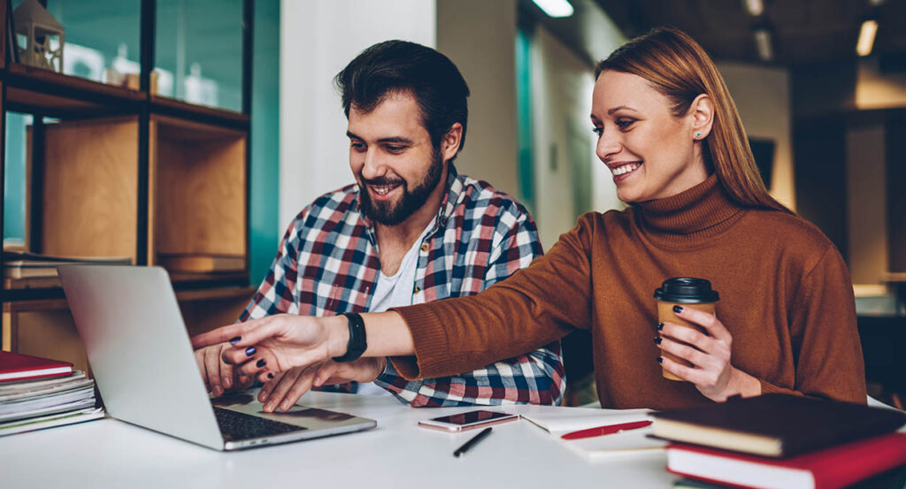 Man and woman learn how to avoid investment mistakes