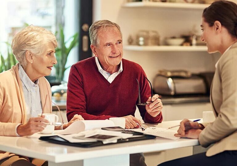 UHNW couple meeting with a family office advisor to discuss coordinated wealth management, family governance and multigenerational planning